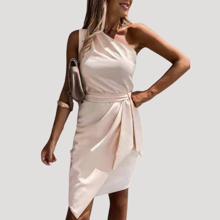 Dam enaxlad omlottklänning i midilängd elegant stil