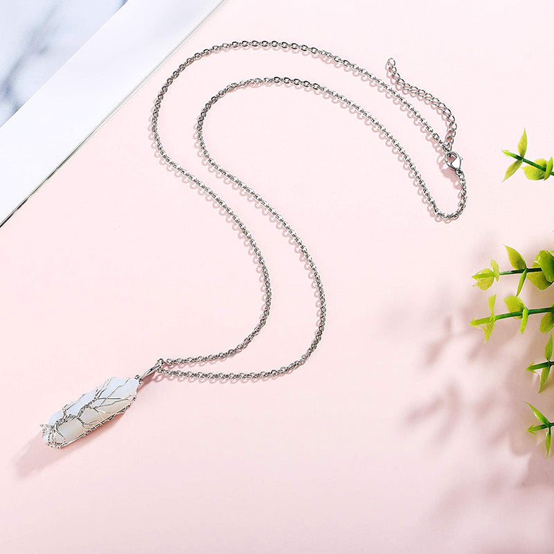 Stilfullt halsband med kristall- och Livets träd-ädelstenar – Elara