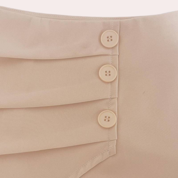 Asymmetriska damshorts med dekorativa knappar – Nerina