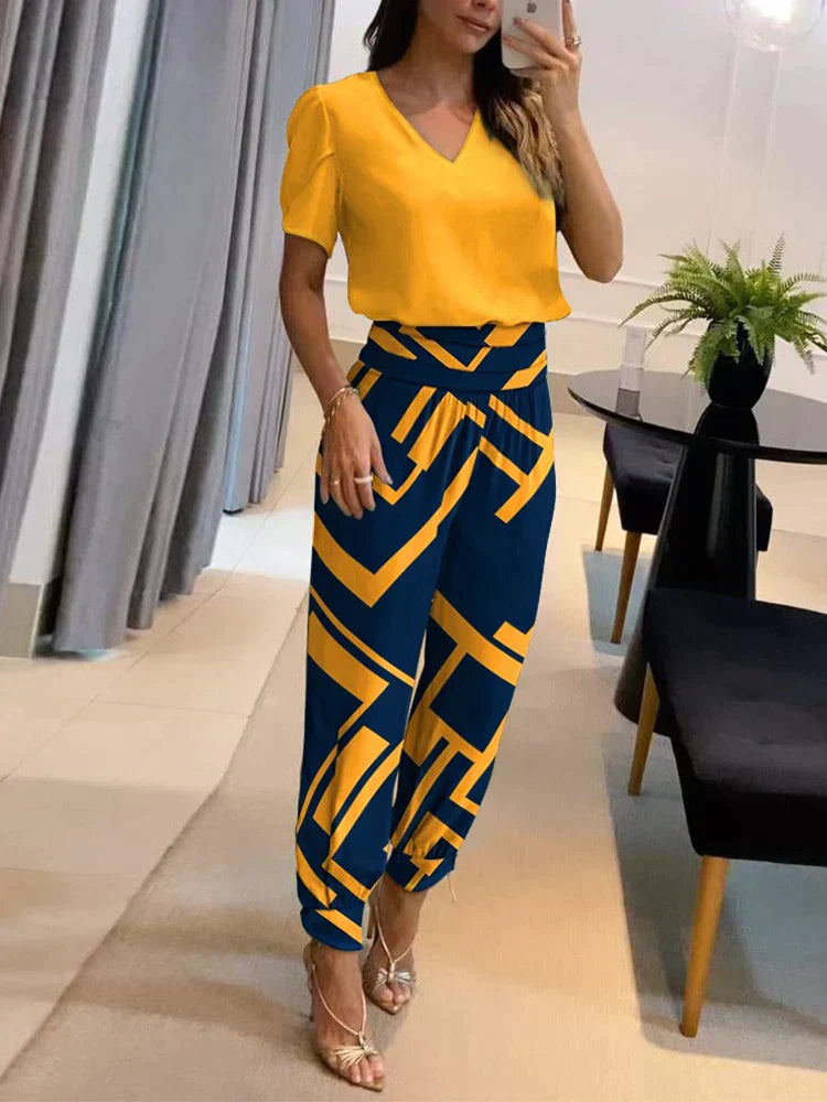 Co-Ord Set - Tvådelat set med kortärmad blus och byxor med hög midja för kvinnor