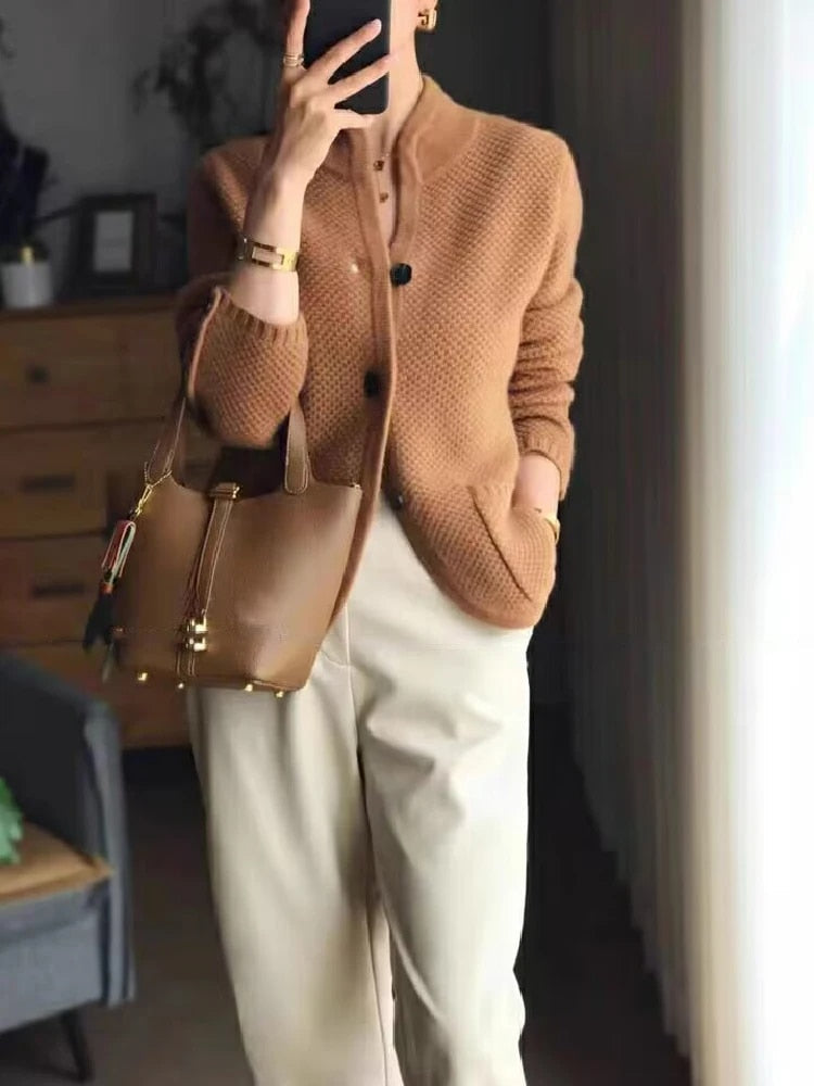 Damkofta - Knäppning med knappar - Fickor - Stickad kofta - Kofta i kashmir