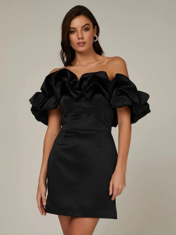 Elegant Satinklänning med Volang, Off-Shoulder Mini för Fest | Mirla