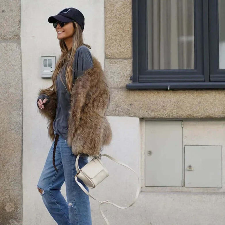 Faux fur Jacka - Kort fluffig vinterjacka i fuskpäls för dam