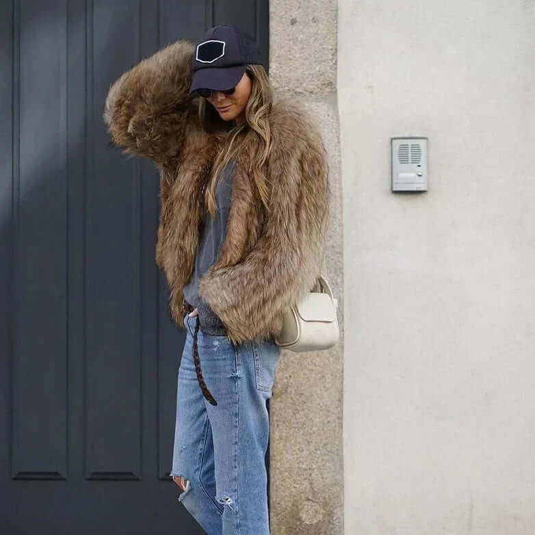 Faux fur Jacka - Kort fluffig vinterjacka i fuskpäls för dam