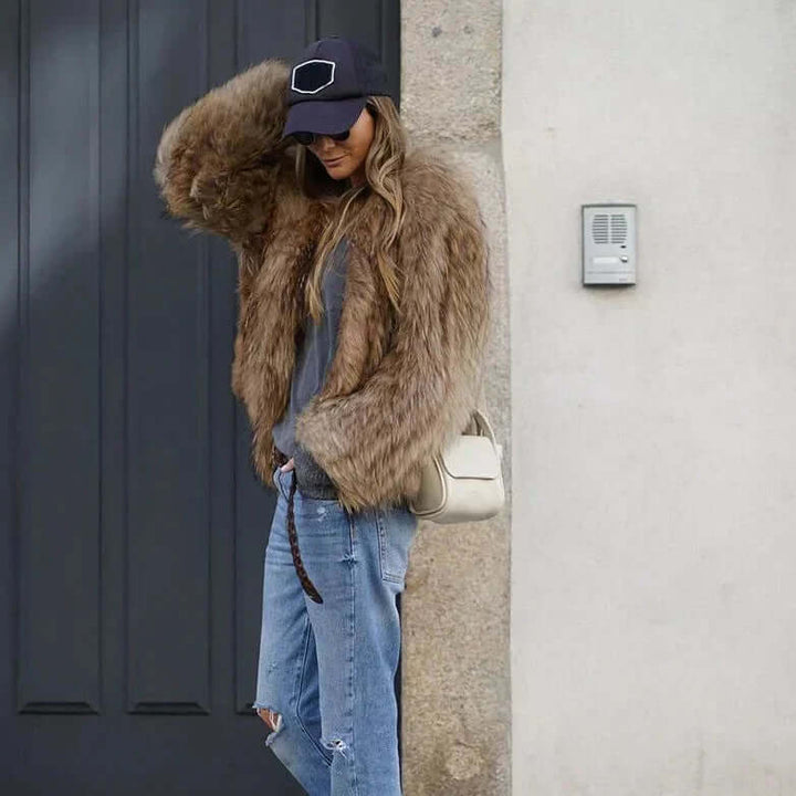 Faux fur Jacka - Kort fluffig vinterjacka i fuskpäls för dam
