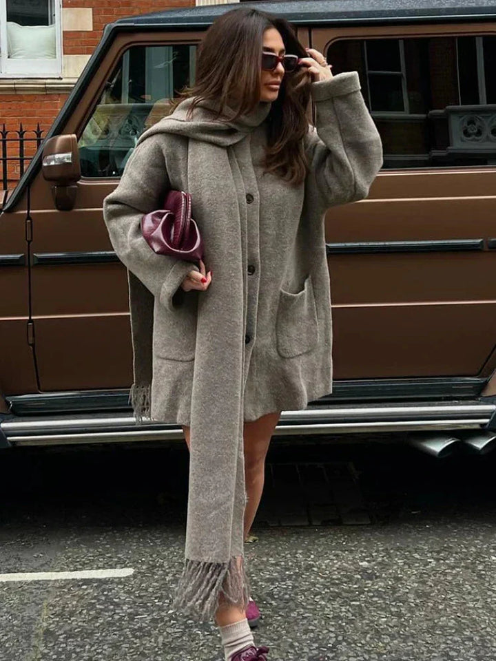 Kappa med halsduk - Överdimensionerad, enkelknäppt, halvlång kappa för kvinnor
