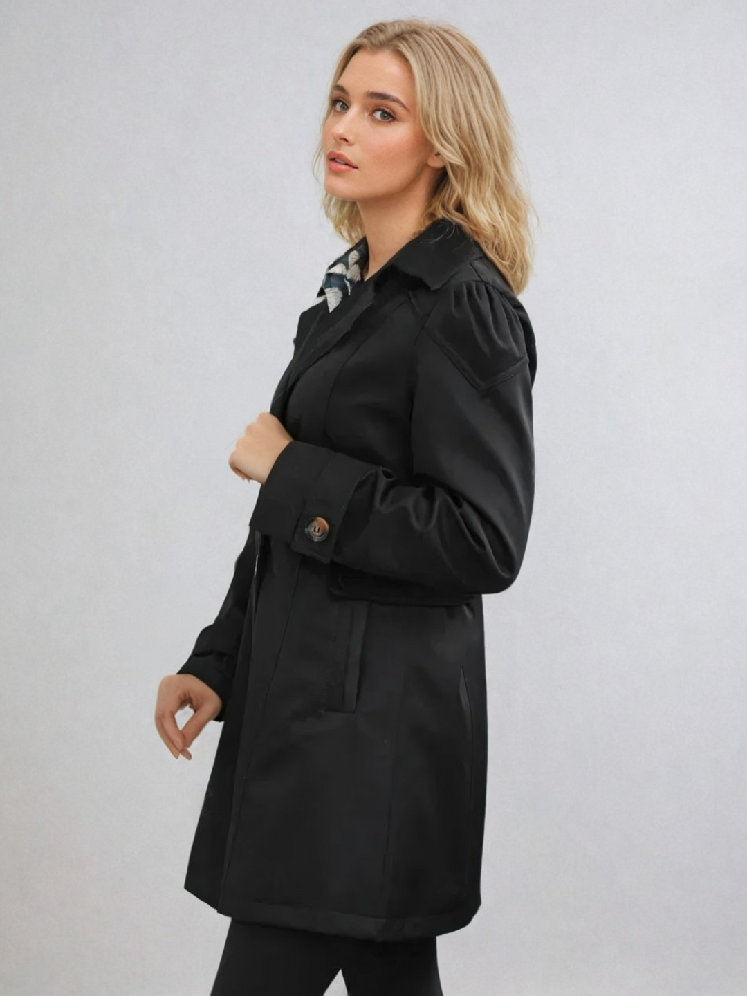 Kvinnors Beige Trenchcoat med Modern Design