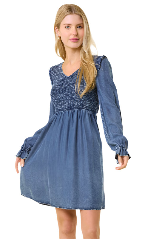 Kvinnors Mini Klänning i Denim med V-Hals och Smockad Midja
