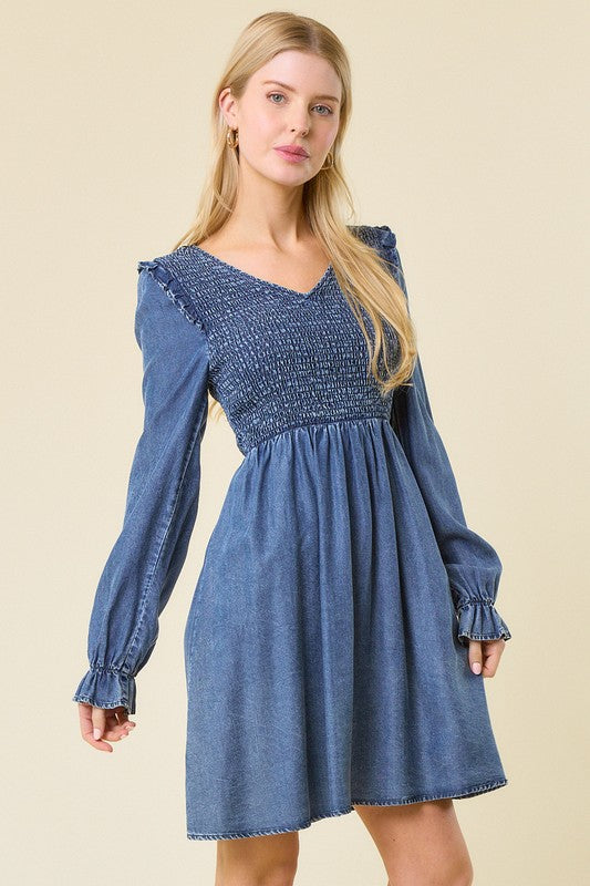Kvinnors Mini Klänning i Denim med V-Hals och Smockad Midja