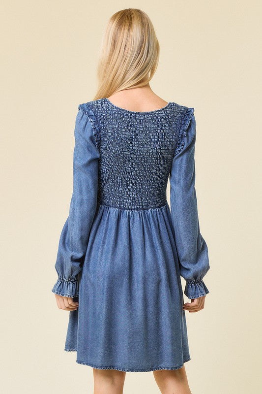 Kvinnors Mini Klänning i Denim med V-Hals och Smockad Midja