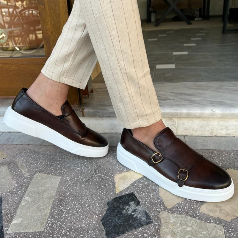 Snörlösa herrsneakers i skinn med spänndetaljer – Dante