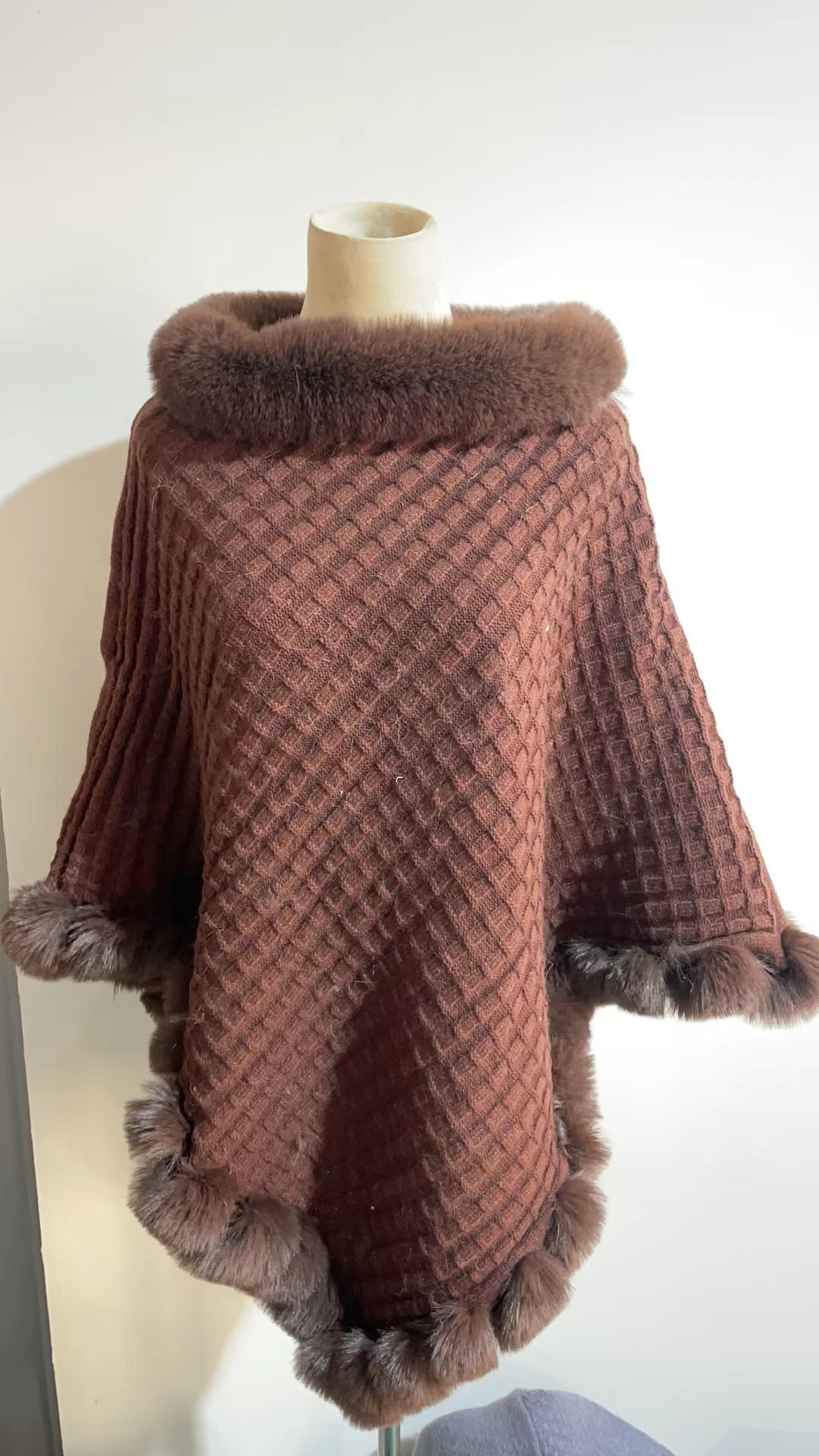 Pälsponcho - Snygg - Fuskpäls - Stickad poncho - Damkläder