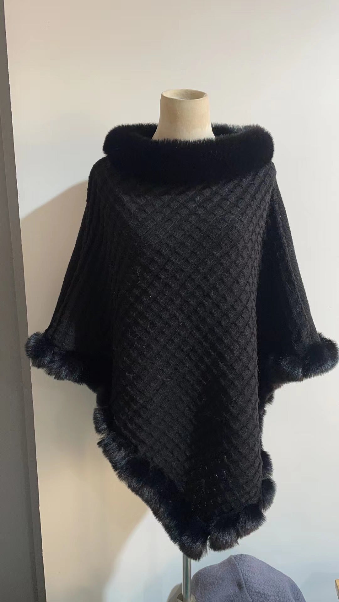 Pälsponcho - Snygg - Fuskpäls - Stickad poncho - Damkläder