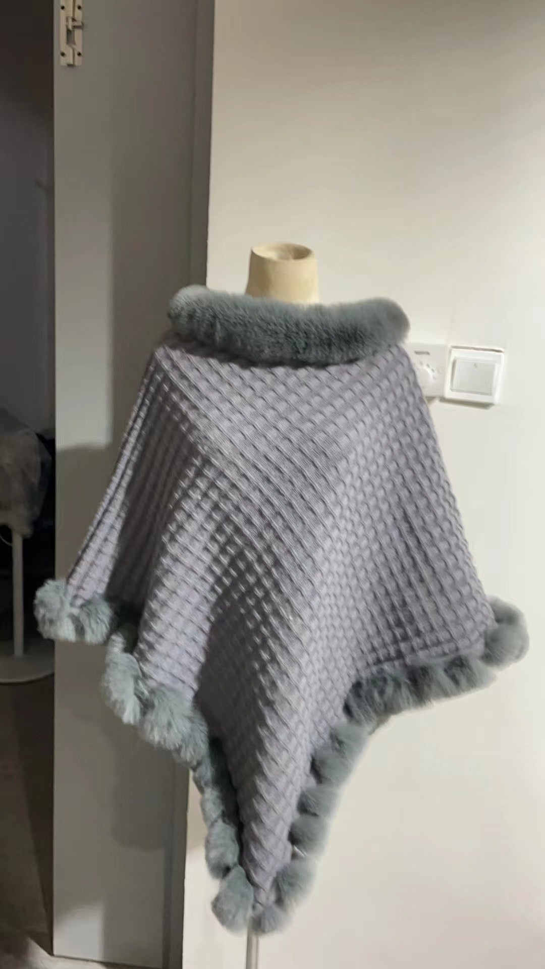 Pälsponcho - Snygg - Fuskpäls - Stickad poncho - Damkläder