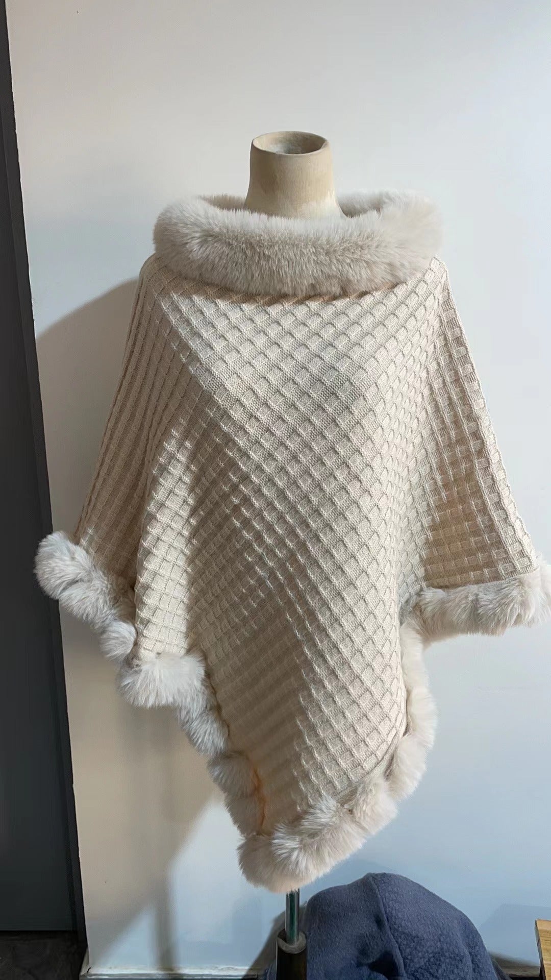 Pälsponcho - Snygg - Fuskpäls - Stickad poncho - Damkläder