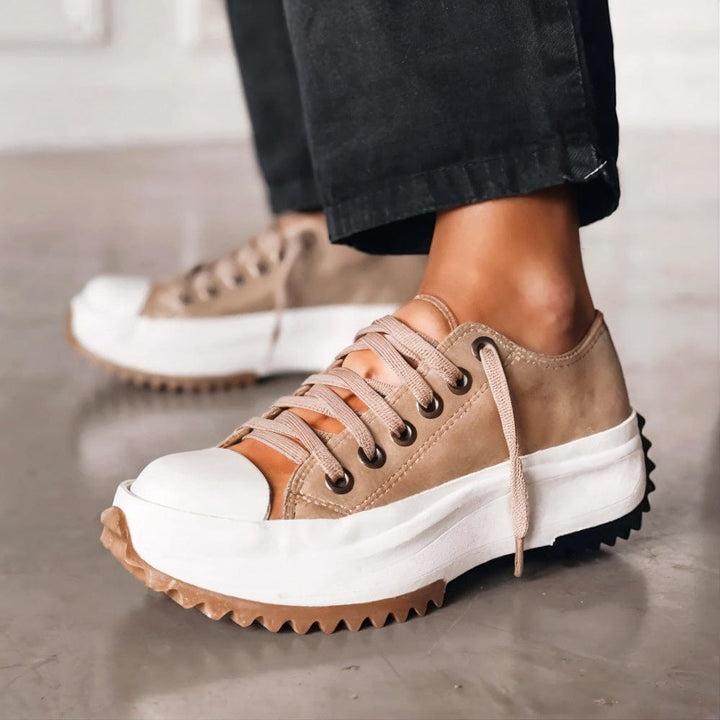Platå-sneaker med snörning - Evelyn
