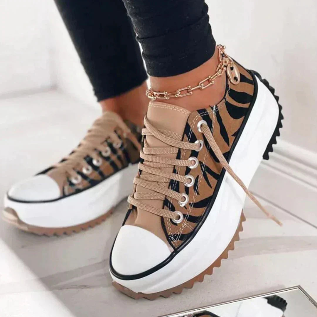 Platå-sneaker med snörning - Evelyn