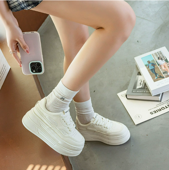 Plattformssneakers – Snörning – Plateau – Vita sneakers – Dam sneakers