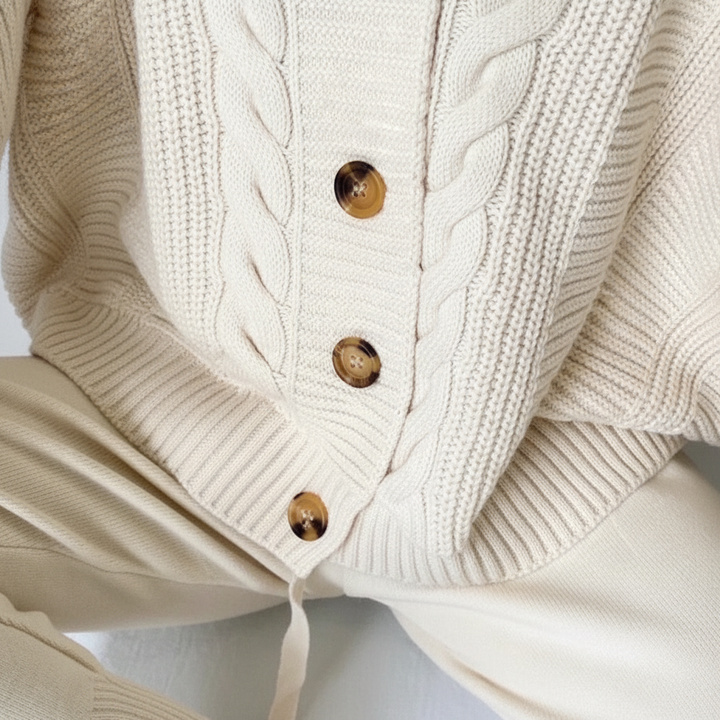Ribbstickad cardigan med knappslå - Naomi