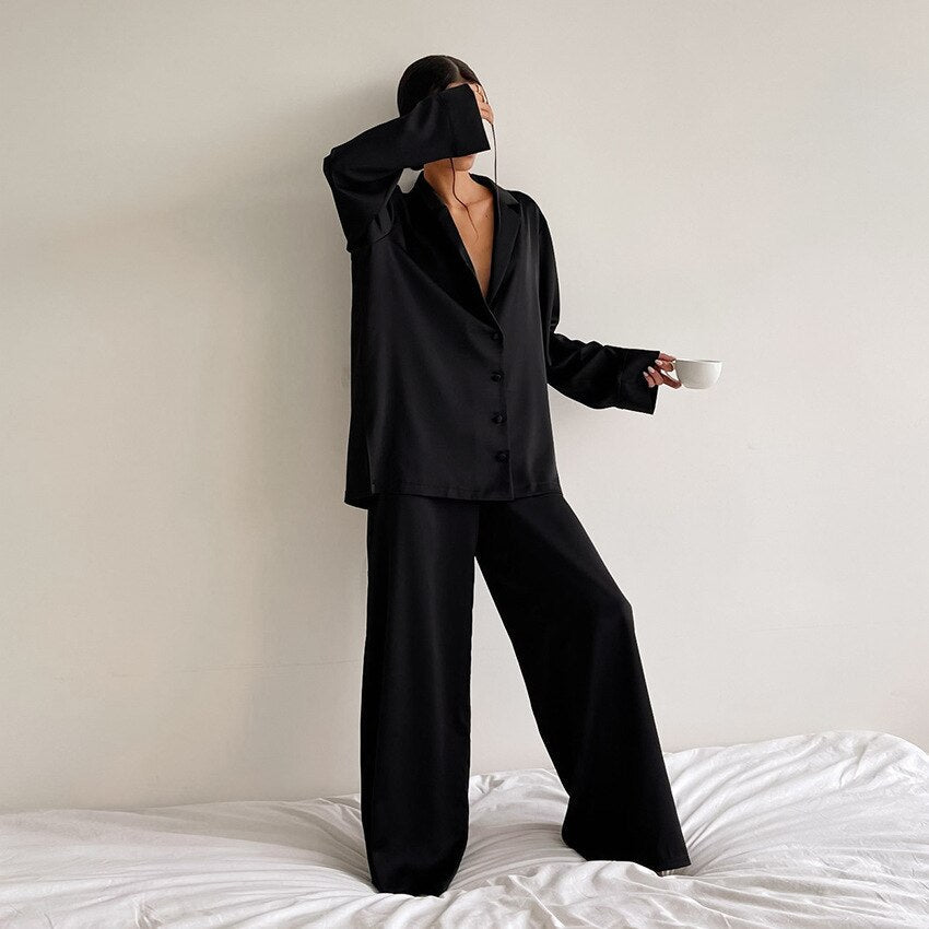 Satinpyjamasset – Isabella Hösttrollkonst-utgåva