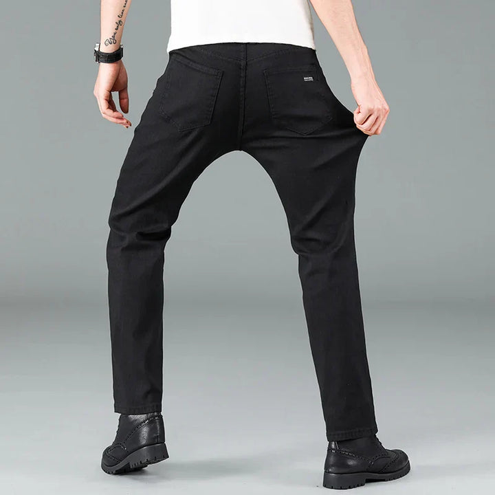 Herrjeans i svart med rak passform och stretch – Milan