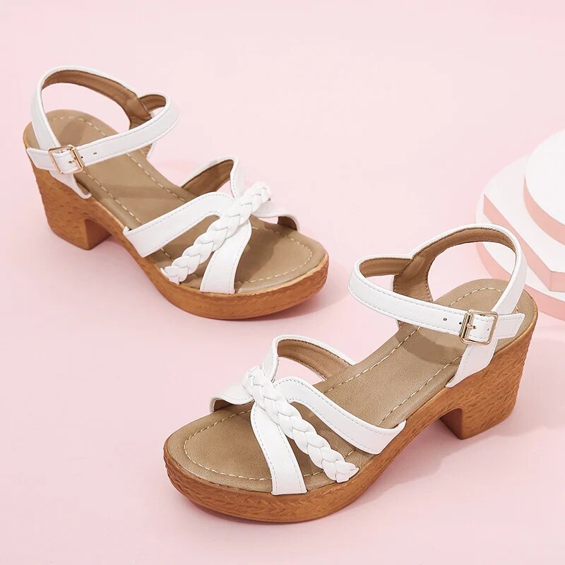 Sandaler med klack - Sandaler med öppen tå och ankelrem för kvinnor