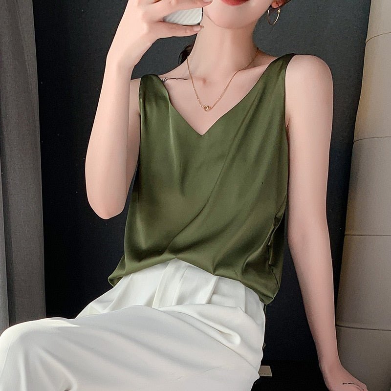 Satin Top - Elegant, lätt, ärmlös topp med V-ringning för damer