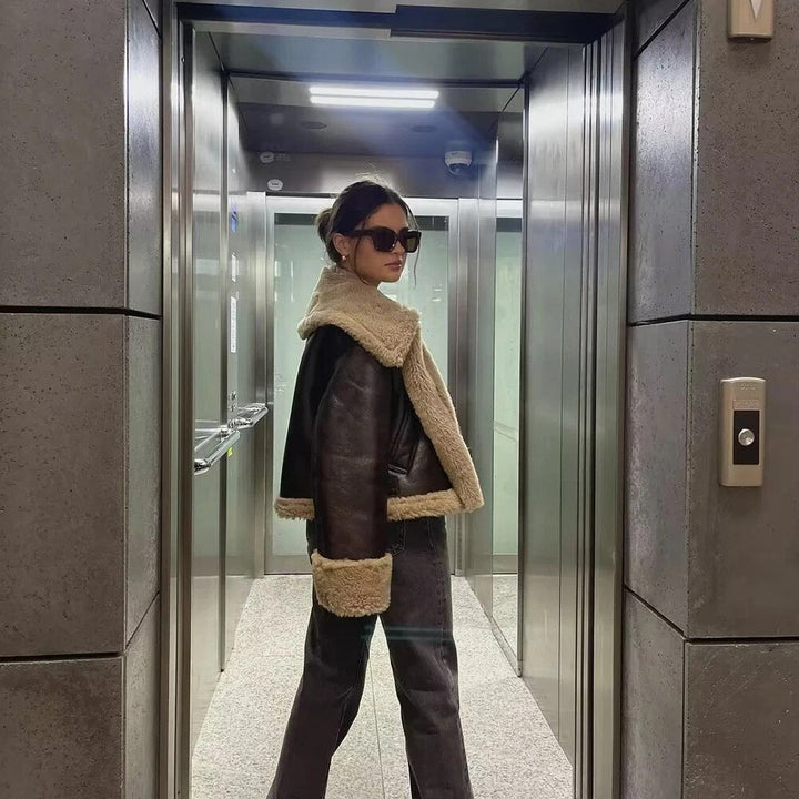 Skinnjacka med fuskpäls - Oversized - Pälsfodrad - Skinnjacka för vintern - Jackor för kvinnor