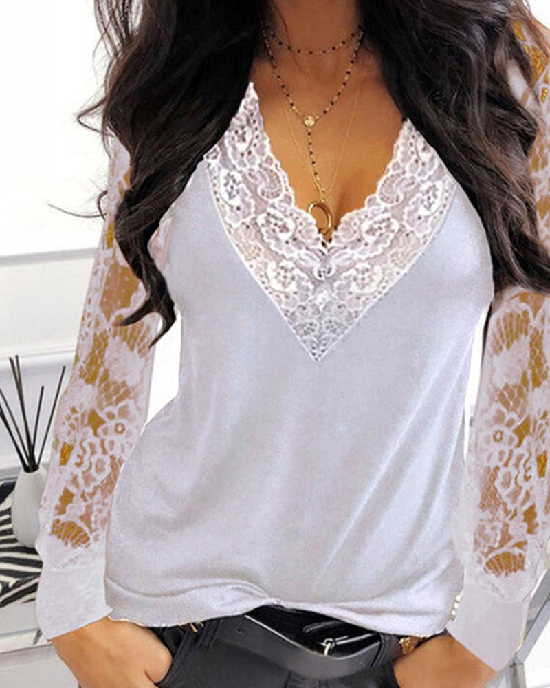 Damblus med v-ringad spetsärm i elegant stil