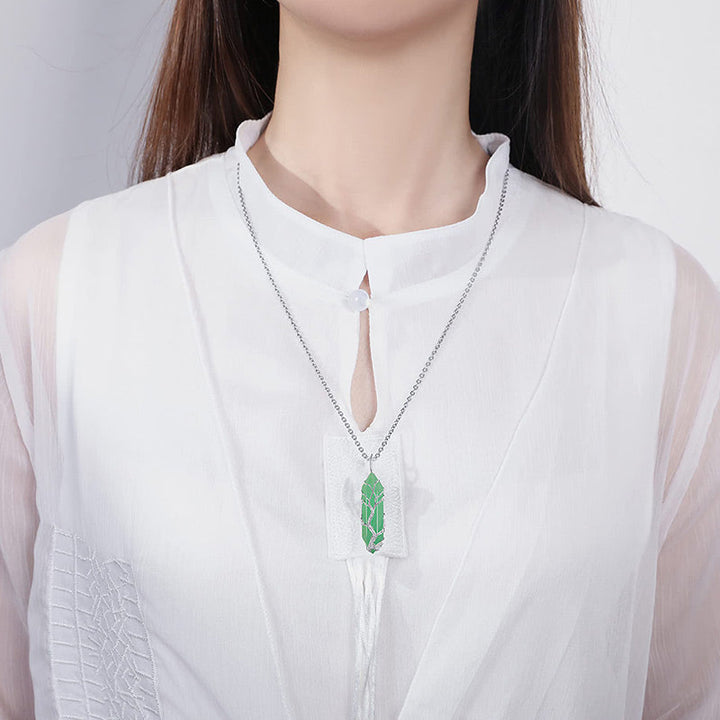 Stilfullt halsband med kristall- och Livets träd-ädelstenar – Elara