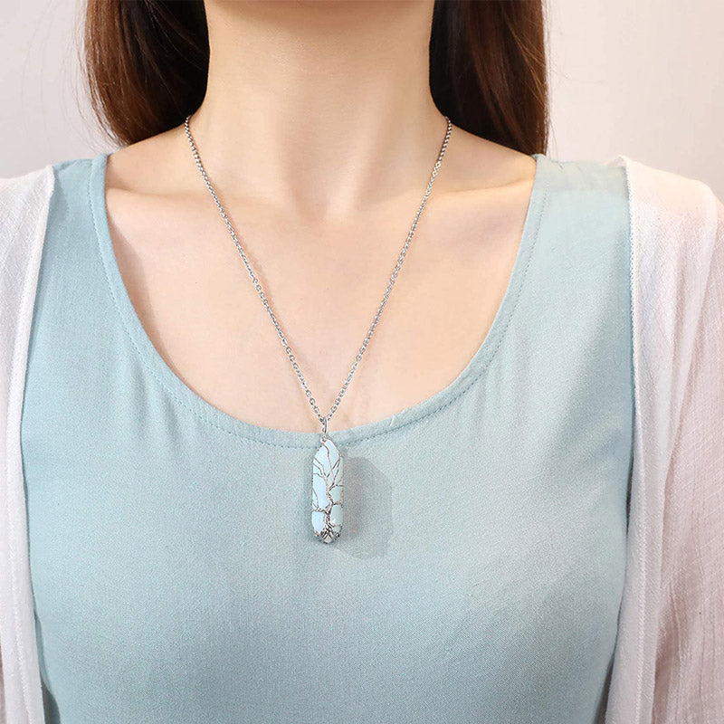 Stilfullt halsband med kristall- och Livets träd-ädelstenar – Elara