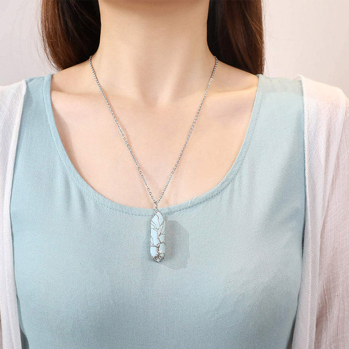 Stilfullt halsband med kristall- och Livets träd-ädelstenar – Elara
